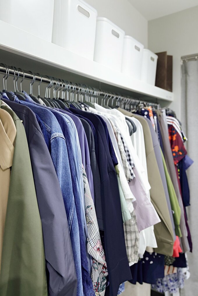 枕棚とハンガーパイプを設置したオープンなつくりのクローゼット