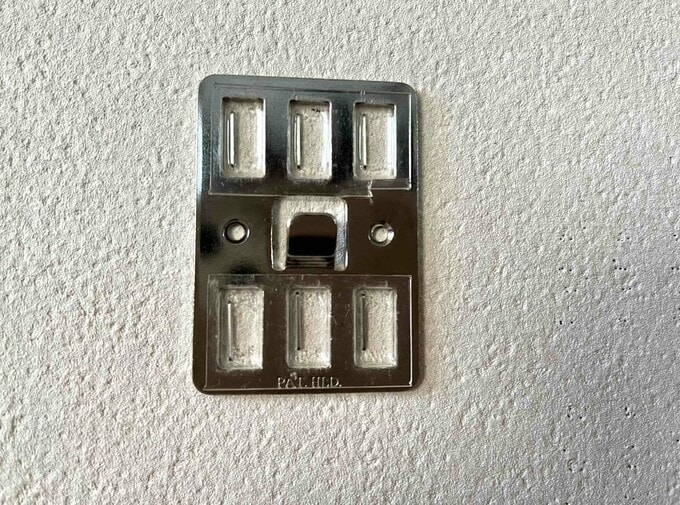 壁に取りつけた金具