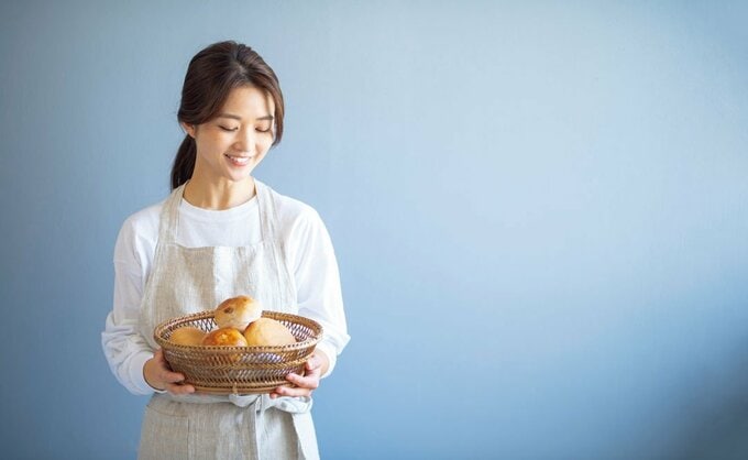 カゴを持った女性