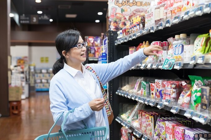 調味料を選ぶ女性
