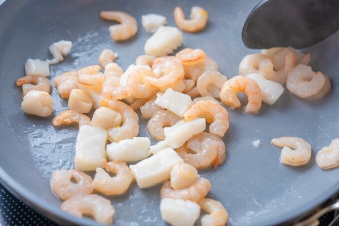 シーフードミックスをフライパンで炒める