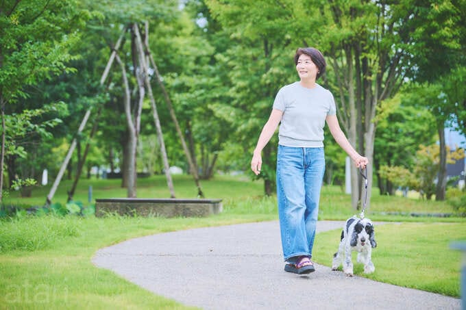 犬と散歩する女性