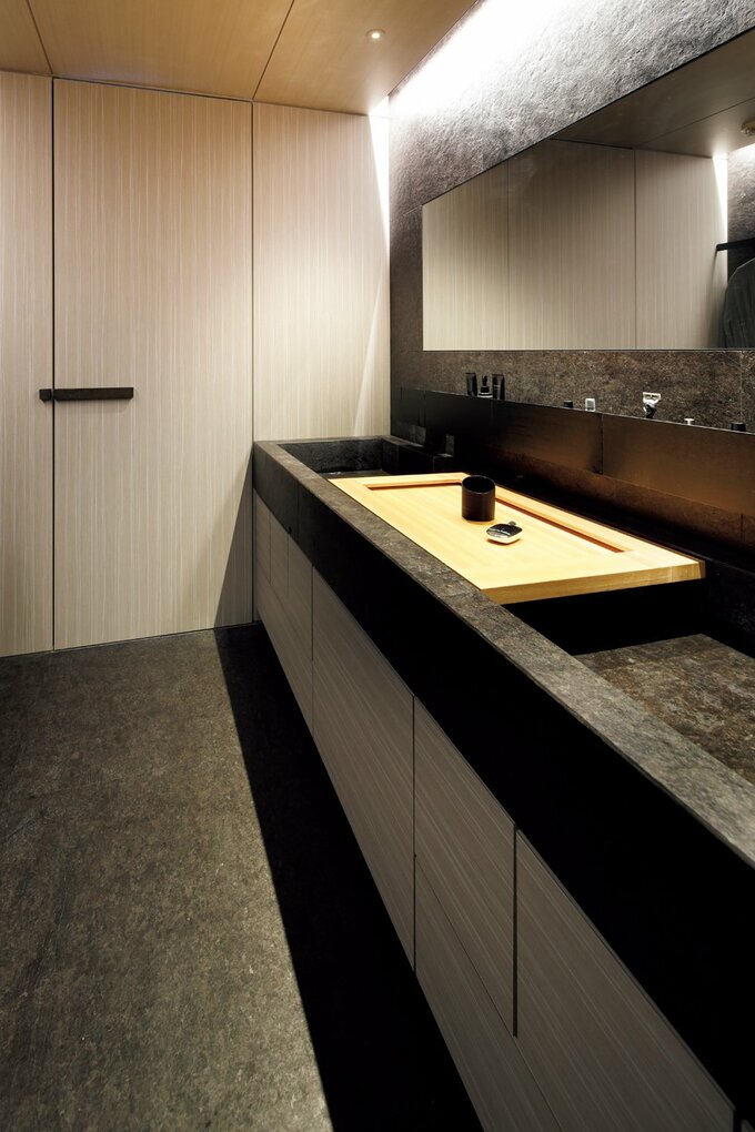 黒を基調としたインテリアの洗面室