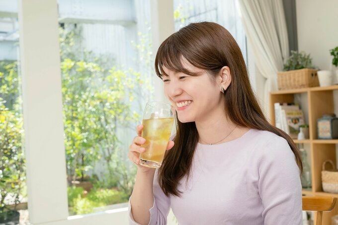 緑茶割りを飲む女性