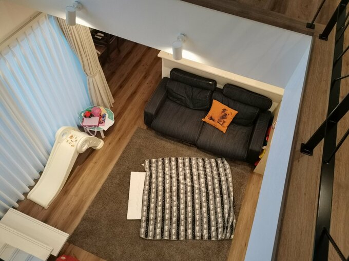 吹き抜けから見たリビング