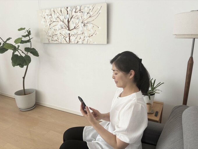 スマホをさわるむらさきすいこさん