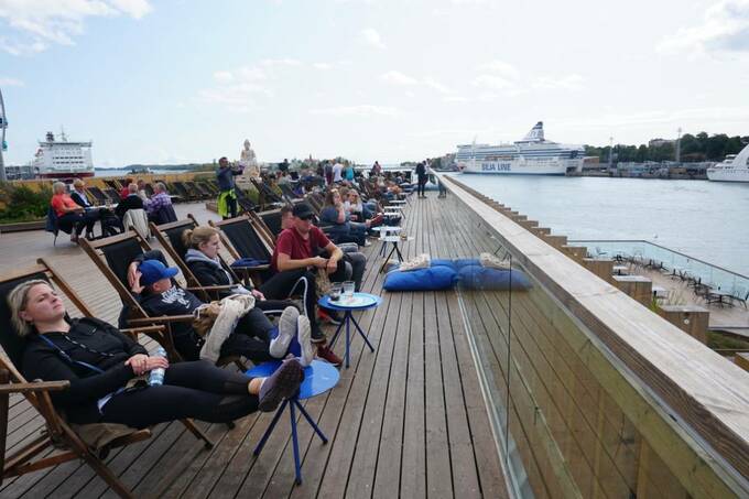 ちょっと外で座りませんか