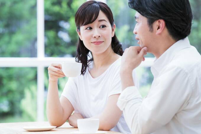 会話する夫婦