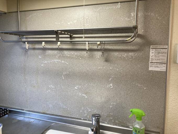 壁にアルカリ性の洗剤