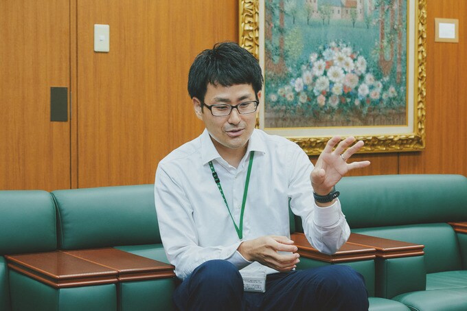 インタビューに答える男性