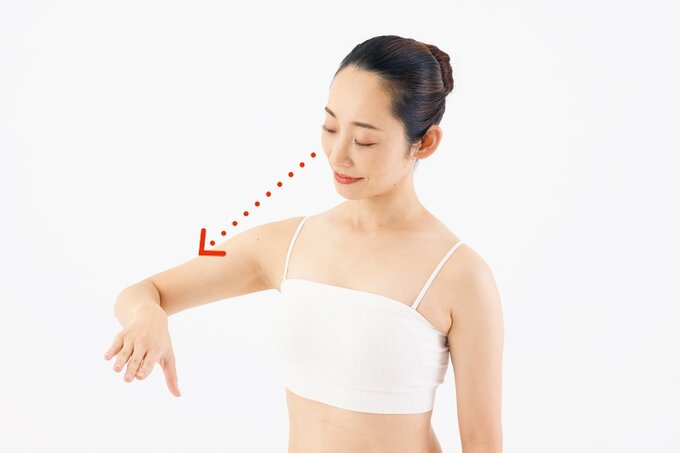 ツボを見て探す女性