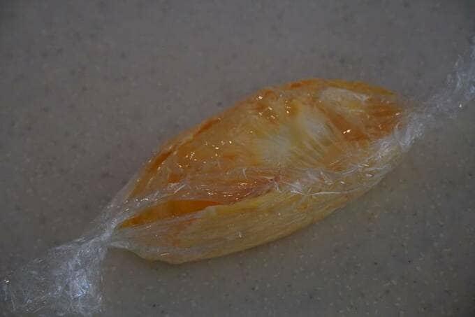 卵をキャンディ包みのようにして形を整える