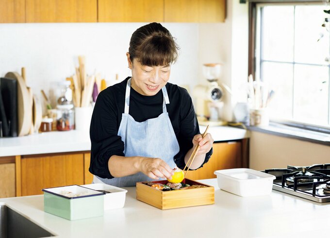お重におせちを詰める飛田和緒さん