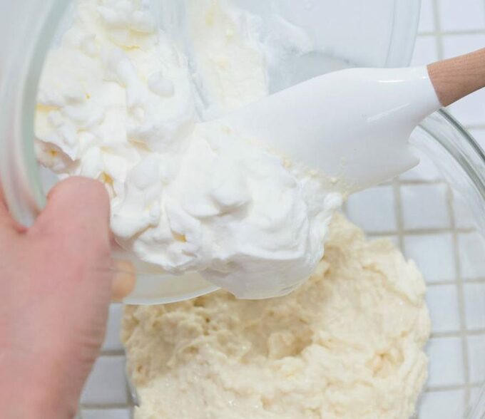 ボウルに生クリーム