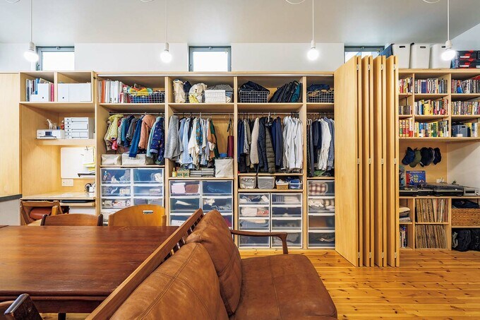 家族全員の日常の衣服をのみ込む壁収納