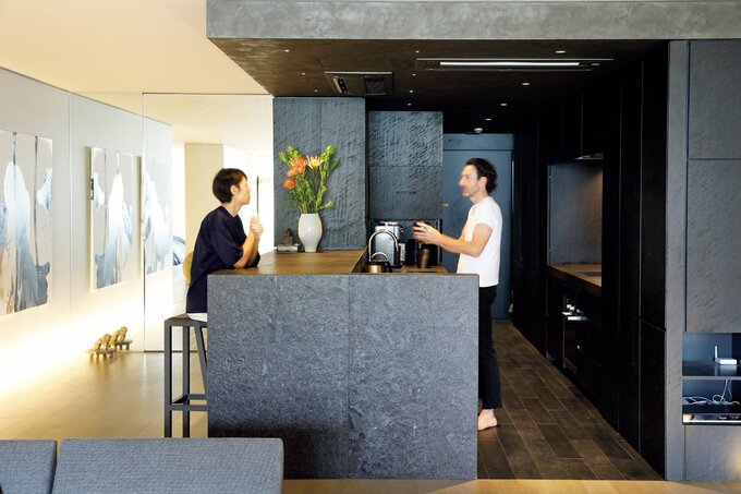 キッチンカウンターをはさんで会話する