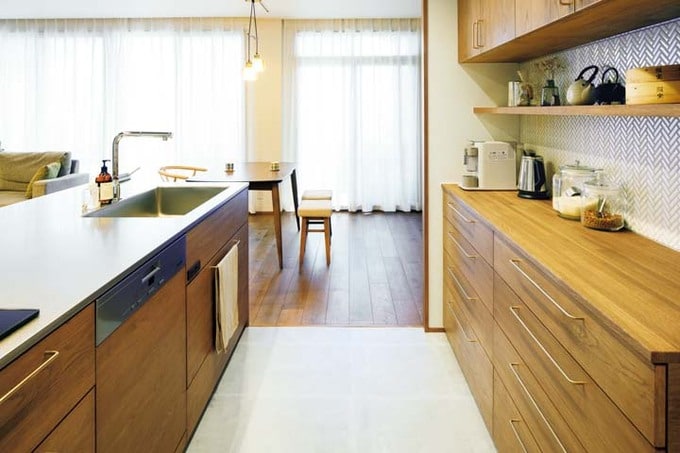 大人2人がゆったりとすれ違える幅のバリアフリー対応キッチン