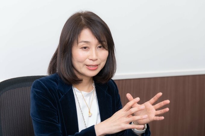 インタビューに答える女性