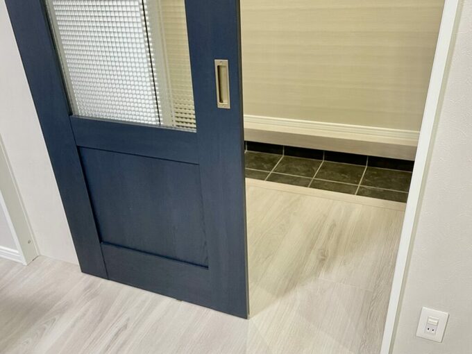 床にレールのない上つり式の引き戸