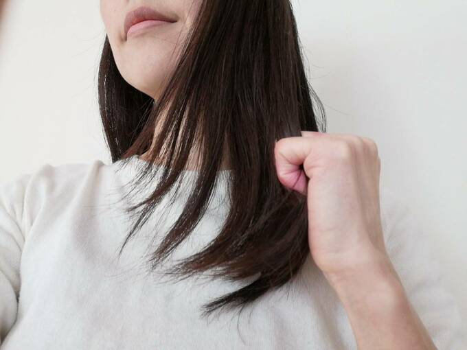 左の髪を触る様子