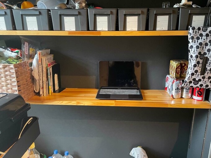 パントリーのデスク