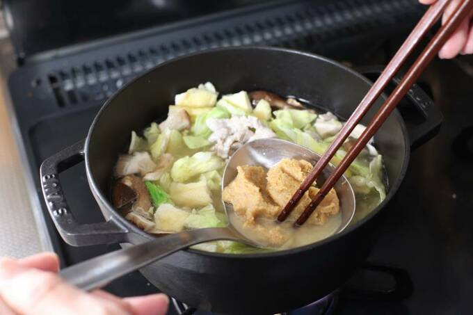 みそを入れてとく様子