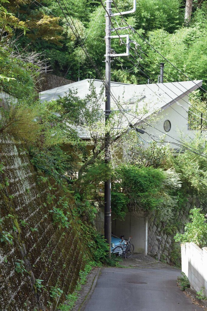 坂道の途中に建つ