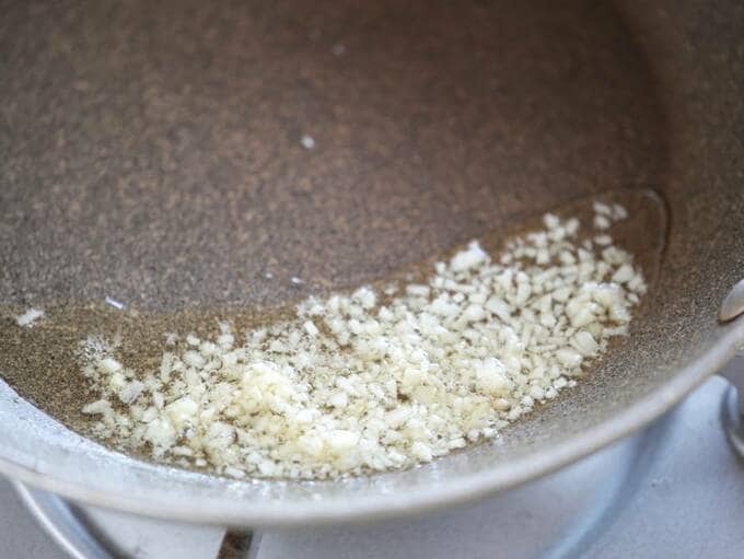 フライパンにニンニクなど