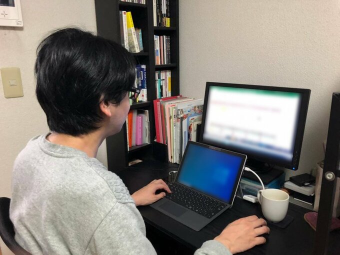 パソコンとディスプレイと男性