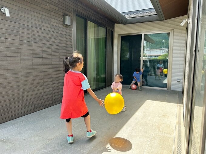 中庭で遊ぶ子どもたちの様子