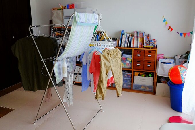 オモチャなどがあるリビングに部屋干し