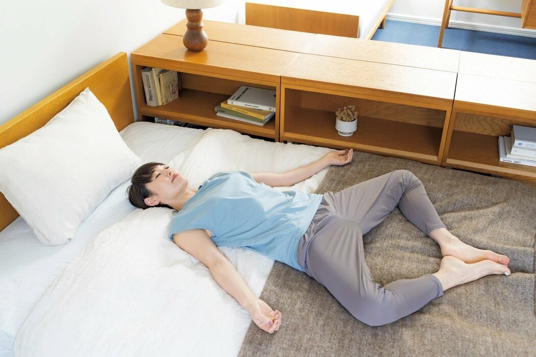 自律神経が整い、心も体もラクになる「寝たままヨガのポーズ」3つ。五月病の緩和にも