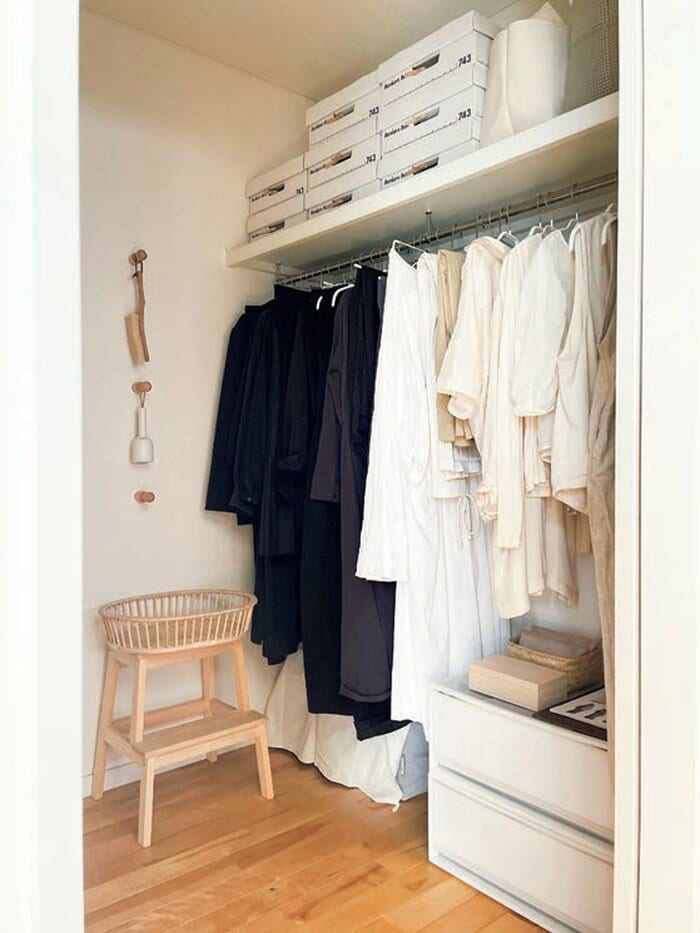明日着る服がすぐ決まる「クローゼット収納」2例。たたまずハンガーで