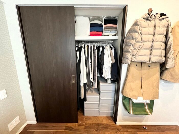 【ギフ_包装】 50代のクローゼット整理術。衣替え時に服を手放し、大物は保管サービスを活用 | ESSEonline（エッセ オンライン） ジャケット・アウター