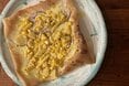 パリパリ食感がクセになる！蒸すだけじゃもったいない、春巻きの皮でつくる「トウモロコシのピザ風」レシピ