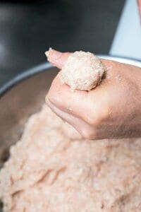 人さし指と親指で握り出す。直径45㎜ほど