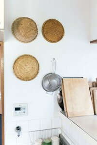 ザルは壁にかけ、乾かしながらしまう