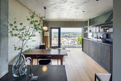 モルタル、青いタイル、和紙…床や壁にこだわった自分らしい住まい2事例