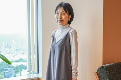 60代が似合う「ユニクロのワンピース」。2990円高見えバッグと合わせて大人の外出着に