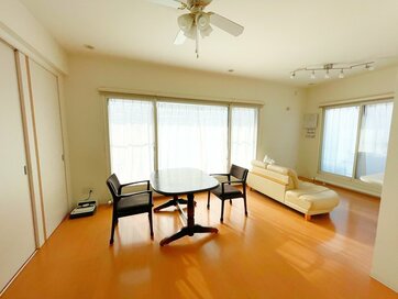 ソファの向きを変える、チェアを間引く…50代からのぜいたくな部屋