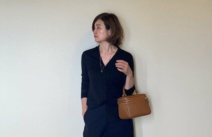 50代、あか抜けコーデのカギは「反対色の小物」。ベージュ、ネイビーに合うバッグの色は？