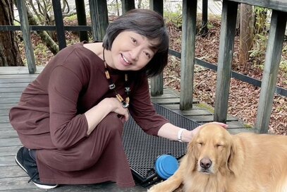 川上麻衣子さん、還暦世代の同窓会で「加齢」と向き合う。グレーヘアも年齢を重ねたからこその魅力がある