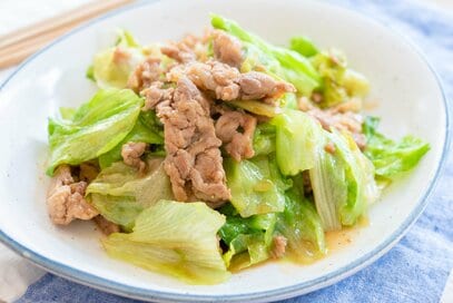 豚こまとレタスの甘辛炒めレシピ。包丁不要で洗い物もラク