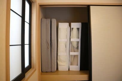 家がキレイな人が「10年愛用する」もの。イケアの収納ケースは15個持ち、暮らし方が変わっても買いたす