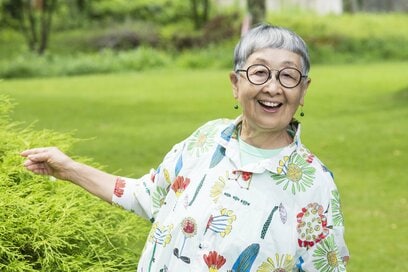 80歳「白髪染めをやめて」グレイヘアに。ファッションや気持ちにも、うれしい変化が