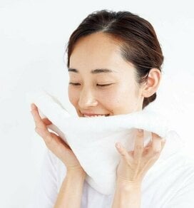 ホットタオルを顔にのせてはいけない！？シワの原因になるNG行為4つ