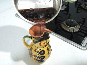 ワインソースをジャグやポットに移す