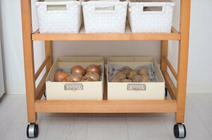 根菜を箱に置いて風とおしのいい収納を