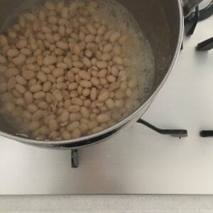 大豆がやわらかくなるまで保温してでき上がりです