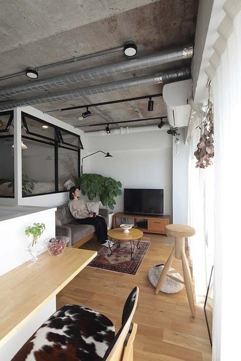 リビングでくつろぐ妻